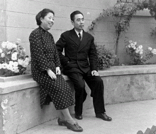 她相貌平平无法生育,却被周恩来独宠52年,背后的故事让人泪目,周恩来,相貌,平平,生育,背后的故事,邓颖超,两个人,深情,爱情,人物
