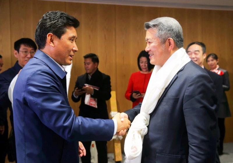 ▲ 拉萨市市长果果向中国嘉德创始人陈东升赠送哈达,中国嘉德与西藏文化产业有限公司签署战略合作协议,文化产业,中国嘉德,西藏,双方,中国嘉德国际拍卖有限公司,果果,责任,自治区,嘉德艺术中心,签约