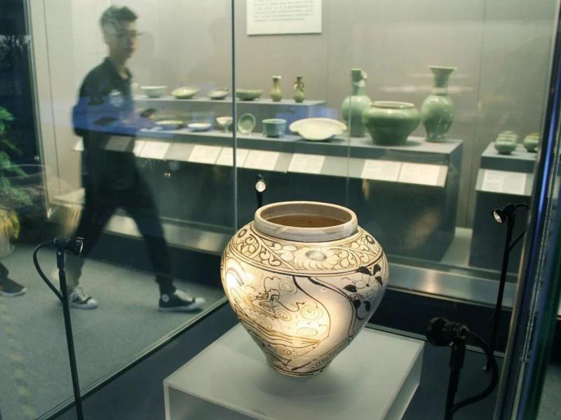 ▲ 南京市博物馆“海上丝绸之路沉船与贸易瓷器大展”现场，包括十余件元青花瓷器在内的300余