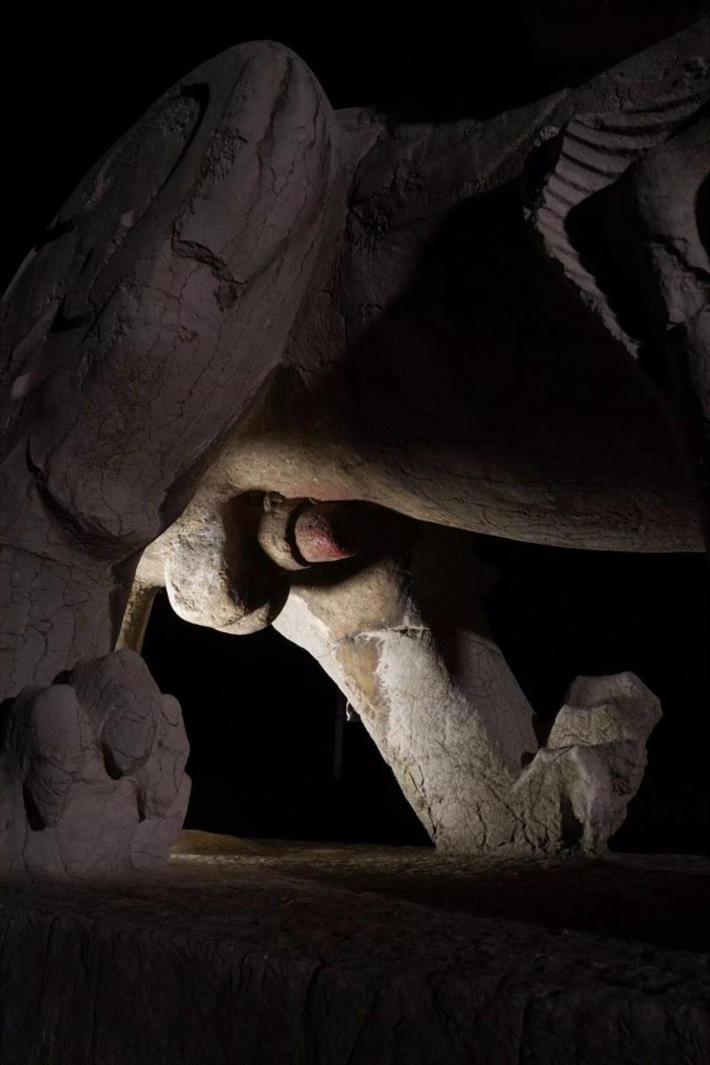 梁昭明太子萧统安宁陵石刻位于南京市栖霞镇新合村狮子冲田野中。陵前现存石刻1对,东西相对,间距25.8