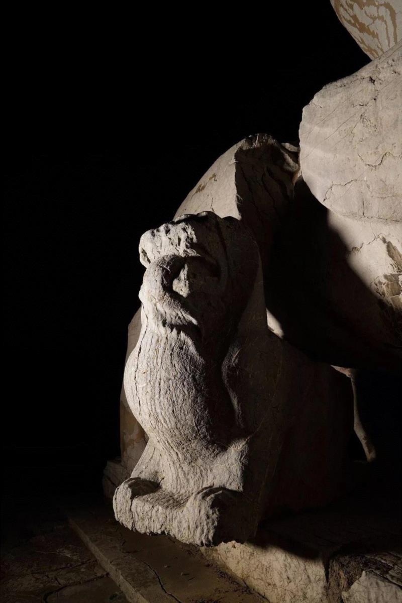 萧谵墓石刻,位于南京市栖霞镇新合村甘家巷四队农田中,与萧恢墓神道石刻相邻。墓前现存石刻2种5件,其中