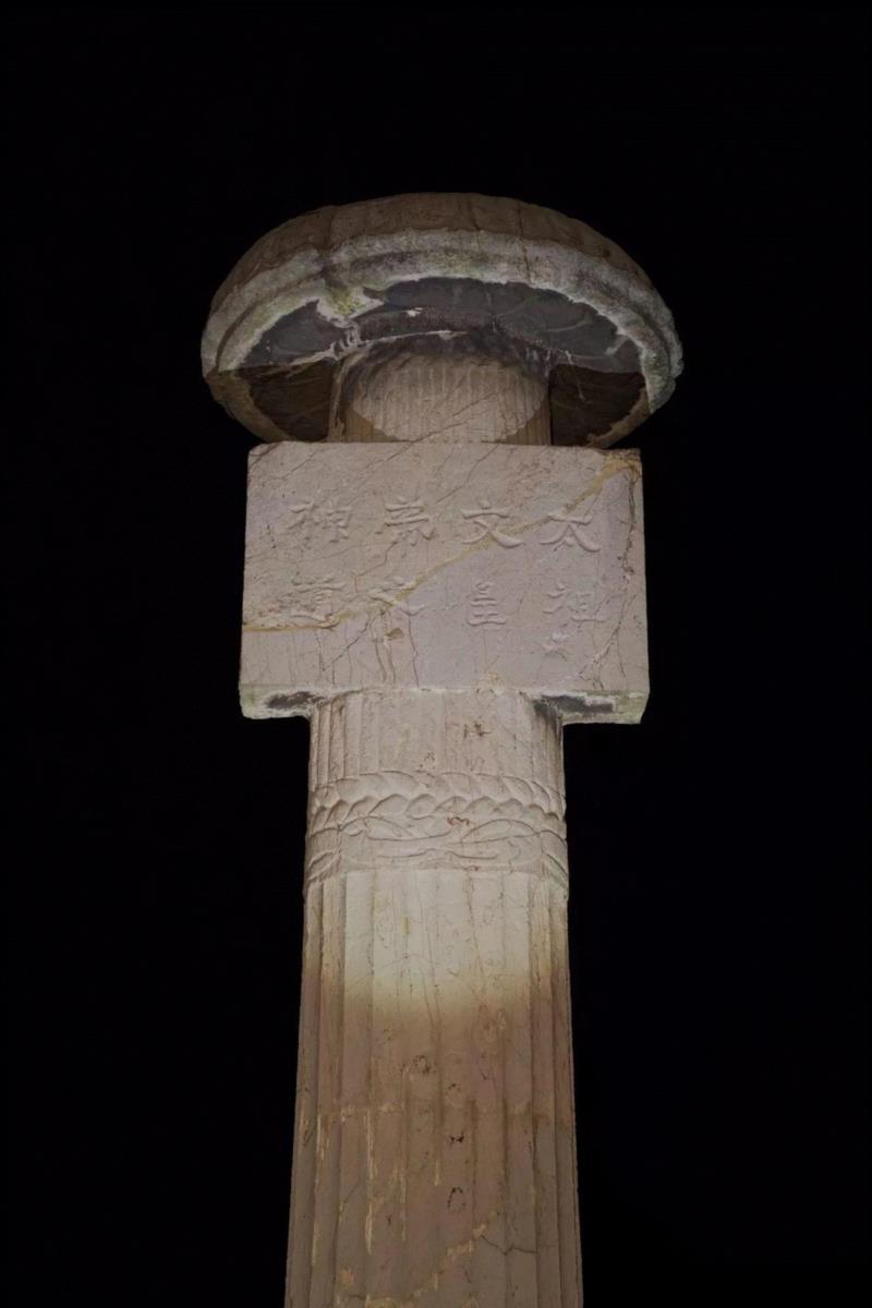 梁文帝萧顺之建陵石刻,坐落在荆林乡三城巷东北、齐明帝兴安陵与梁武帝修陵石刻之间。坐西向东,已平,萧顺