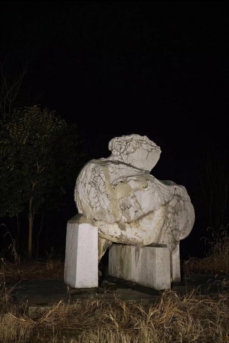 齐明帝萧鸾兴安陵石刻,坐落在荆林乡三城巷东北500米处,北距梁文帝建陵石刻约60米。南齐建武元年(4