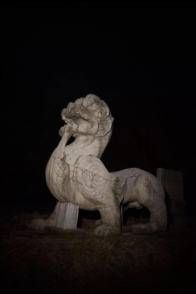 梁武帝萧衍修陵石刻,坐落在荆林乡三城巷刘家庄附近,南距梁文帝建陵石刻约360米。萧衍是南朝梁的创立者