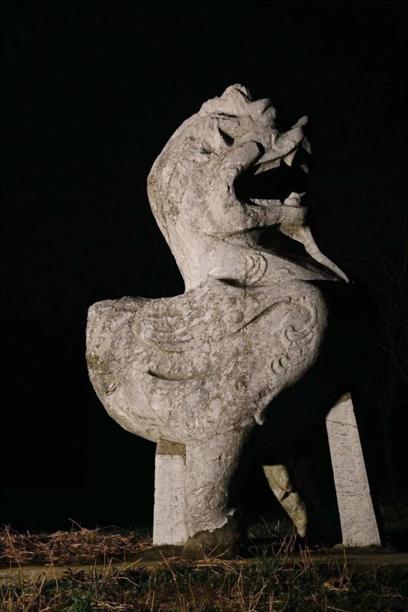 梁简文帝萧纲庄陵石刻,坐落在荆林乡三城巷刘家庄附近,南距梁武帝萧衍修陵石刻约60米。萧纲于梁大宝二年