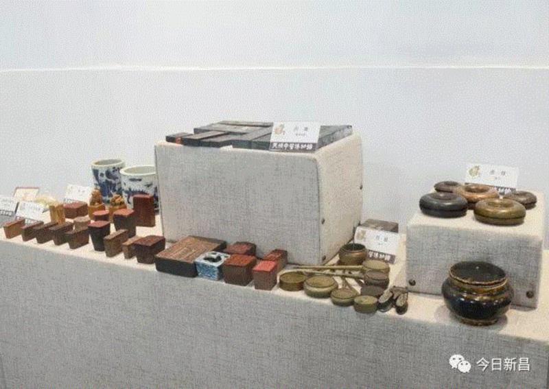 讲述 ▎他跑遍各地搜集中医资料以及器具，只为办一个像样的中医博物馆来弘扬中国中医,中医,博物馆,器具,郑黎明,处方,黎明,中医药,药方,名医,物件