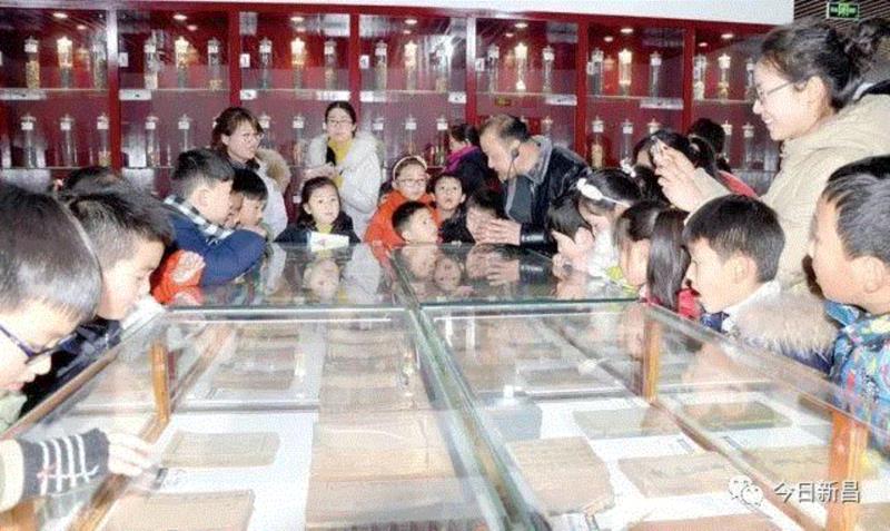 讲述 ▎他跑遍各地搜集中医资料以及器具，只为办一个像样的中医博物馆来弘扬中国中医,中医,博物馆,器具,郑黎明,处方,黎明,中医药,药方,名医,物件