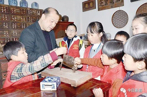 讲述 ▎他跑遍各地搜集中医资料以及器具，只为办一个像样的中医博物馆来弘扬中国中医,中医,博物馆,器具,郑黎明,处方,黎明,中医药,药方,名医,物件