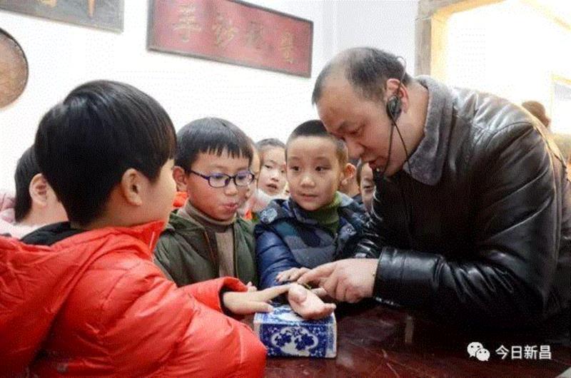 讲述 ▎他跑遍各地搜集中医资料以及器具，只为办一个像样的中医博物馆来弘扬中国中医,中医,博物馆,器具,郑黎明,处方,黎明,中医药,药方,名医,物件