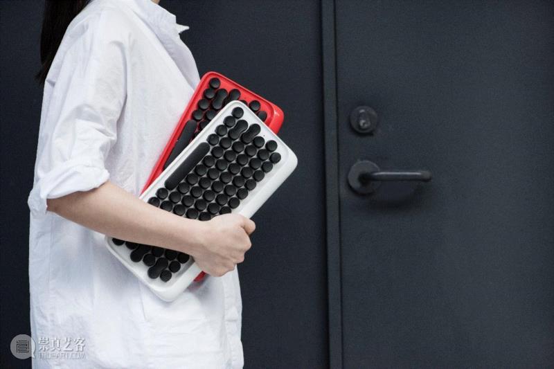 这难不倒我。在我拿出这款机械键盘的瞬间，就被她们抱走了。女孩子对好看的东西，永远是欲罢不能的。,你啪啪啪打字的样子，看起来真性感,打字,键盘,机械,设备,洛斐,复古,圆点,苹果,DOT,有红