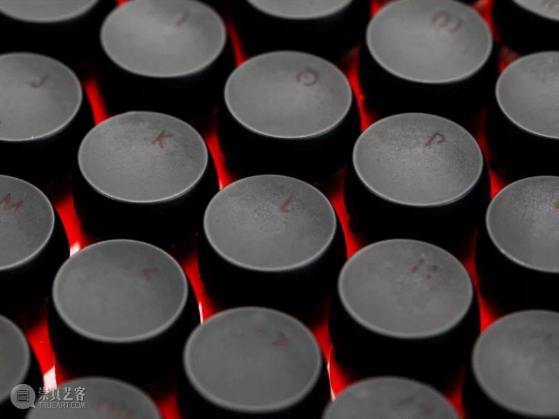 每一颗按键均由弹簧和金属触点组成的，敲击的手感让人爱不释手。,你啪啪啪打字的样子，看起来真性感,打字,键盘,机械,设备,洛斐,复古,圆点,苹果,DOT,有红