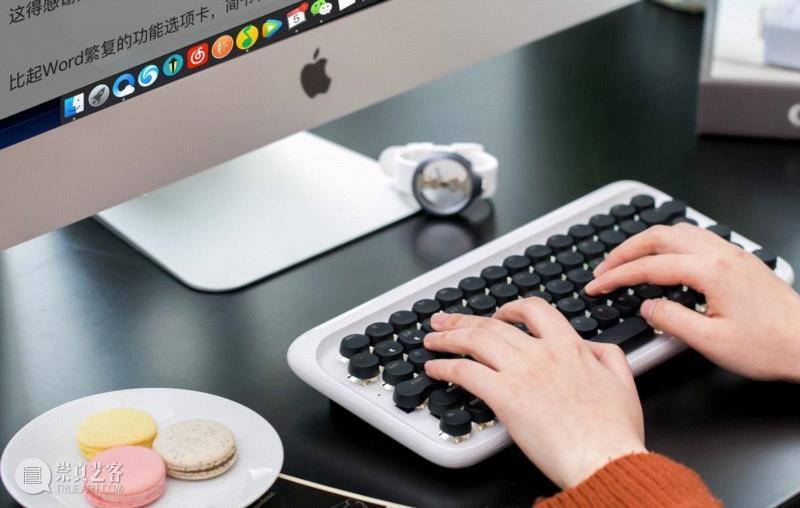 不得不说，姑娘，你认真工作、打字的样子，真好看！,你啪啪啪打字的样子，看起来真性感,打字,键盘,机械,设备,洛斐,复古,圆点,苹果,DOT,有红