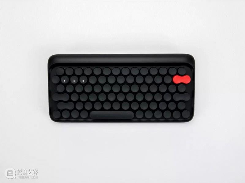 黑色：纯黑机身上，红色删除键，既醒目又冷酷（一不满意就拼命按删除键）。这也是一款非常适合男生使用的蓝