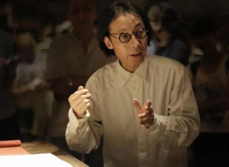 品牌创意视觉艺术家；1998年，在上海创立PAOSNET中国企业形象设计公司，任艺术总监；2003年