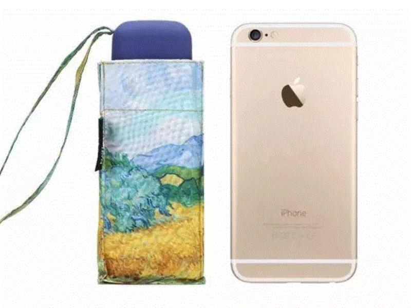 扁平的结构，仅重158g，非常轻巧，比一台iPhone 6 Plus还轻，折叠起来长16.5CM、宽