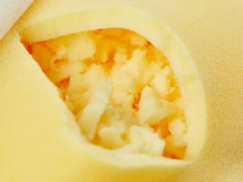 这款云雾枕的枕芯，由两种形态的tempur材质组成。,美国宇航局认证！这个枕头让你仰睡、侧睡、趴睡……都舒舒服服,枕头,美国宇航局,认证,tempur,材质,枕套,反弹,云雾,材料,TEMPUR