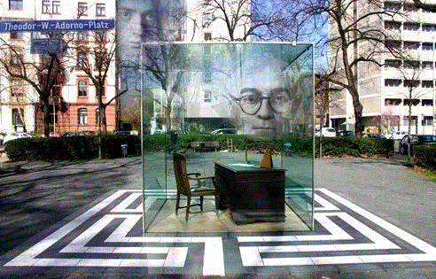 阿多诺纪念碑 |&nbsp;为纪念阿多尔诺诞辰一百周年，法兰克福市将2003年命名为“阿多尔诺年”，