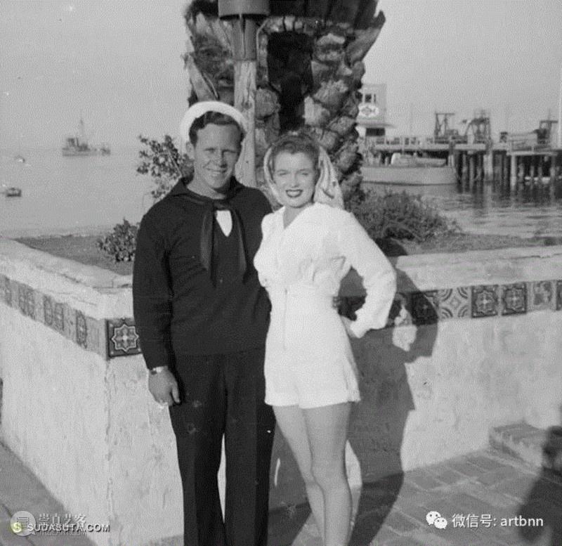 【老视觉】成名前的玛丽莲·梦露,成名,玛丽莲·梦露,梦露,演员,香蕉,玛丽莲,金色,卷发,红色,口红