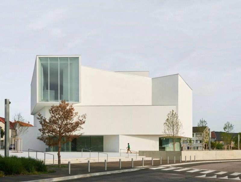? Eugeni Pons,Théodore Gouvy 剧院，在煤炭工业城市重建纯白空间,剧院,Gouvy,Théodore,煤炭,白空间,Pons,Eugeni,舞台,礼堂,弗雷曼
