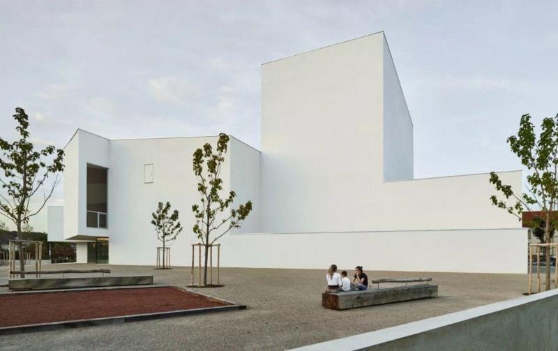 ? Eugeni Pons,Théodore Gouvy 剧院，在煤炭工业城市重建纯白空间,剧院,Gouvy,Théodore,煤炭,白空间,Pons,Eugeni,舞台,礼堂,弗雷曼