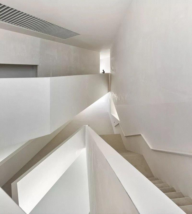 ? Eugeni Pons,Théodore Gouvy 剧院，在煤炭工业城市重建纯白空间,剧院,Gouvy,Théodore,煤炭,白空间,Pons,Eugeni,舞台,礼堂,弗雷曼