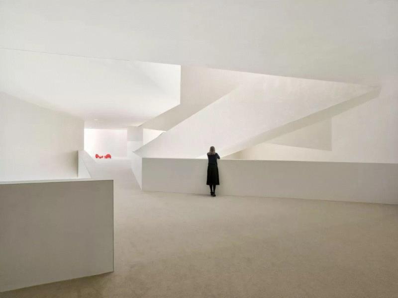 ? Eugeni Pons,Théodore Gouvy 剧院，在煤炭工业城市重建纯白空间,剧院,Gouvy,Théodore,煤炭,白空间,Pons,Eugeni,舞台,礼堂,弗雷曼