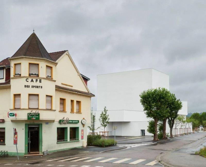 ? Eugeni Pons,Théodore Gouvy 剧院，在煤炭工业城市重建纯白空间,剧院,Gouvy,Théodore,煤炭,白空间,Pons,Eugeni,舞台,礼堂,弗雷曼