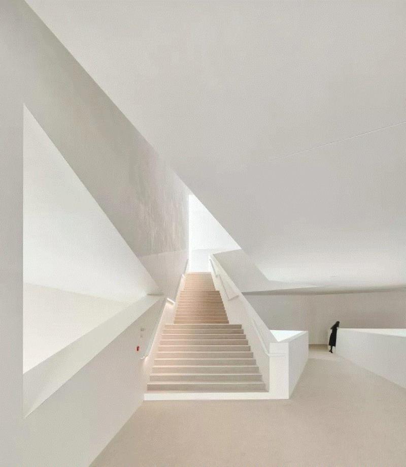 ? Eugeni Pons,Théodore Gouvy 剧院，在煤炭工业城市重建纯白空间,剧院,Gouvy,Théodore,煤炭,白空间,Pons,Eugeni,舞台,礼堂,弗雷曼