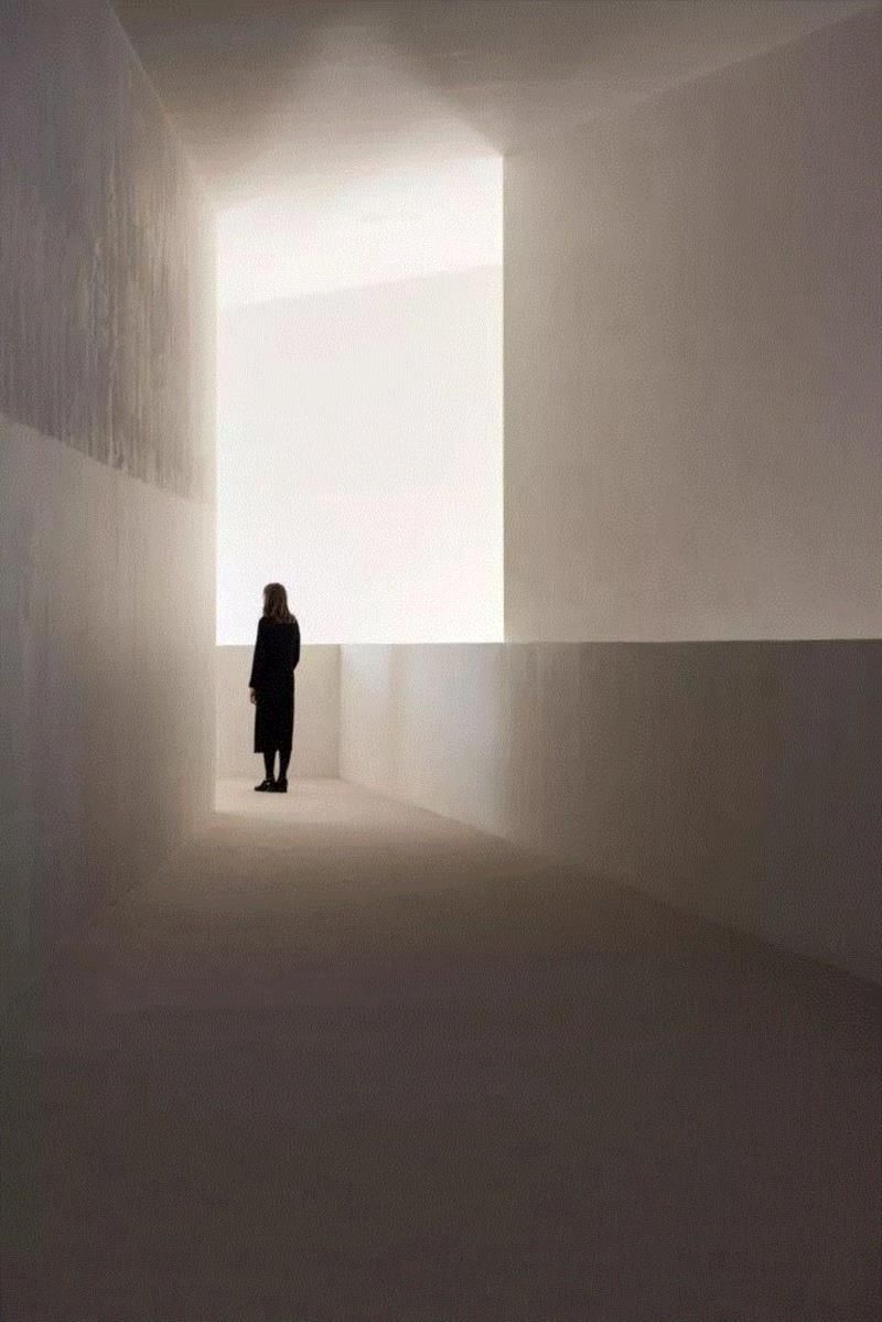 ? David Romero-Uzeda,Théodore Gouvy 剧院，在煤炭工业城市重建纯白空间,剧院,Gouvy,Théodore,煤炭,白空间,Pons,Eugeni,舞台,礼堂,弗雷曼