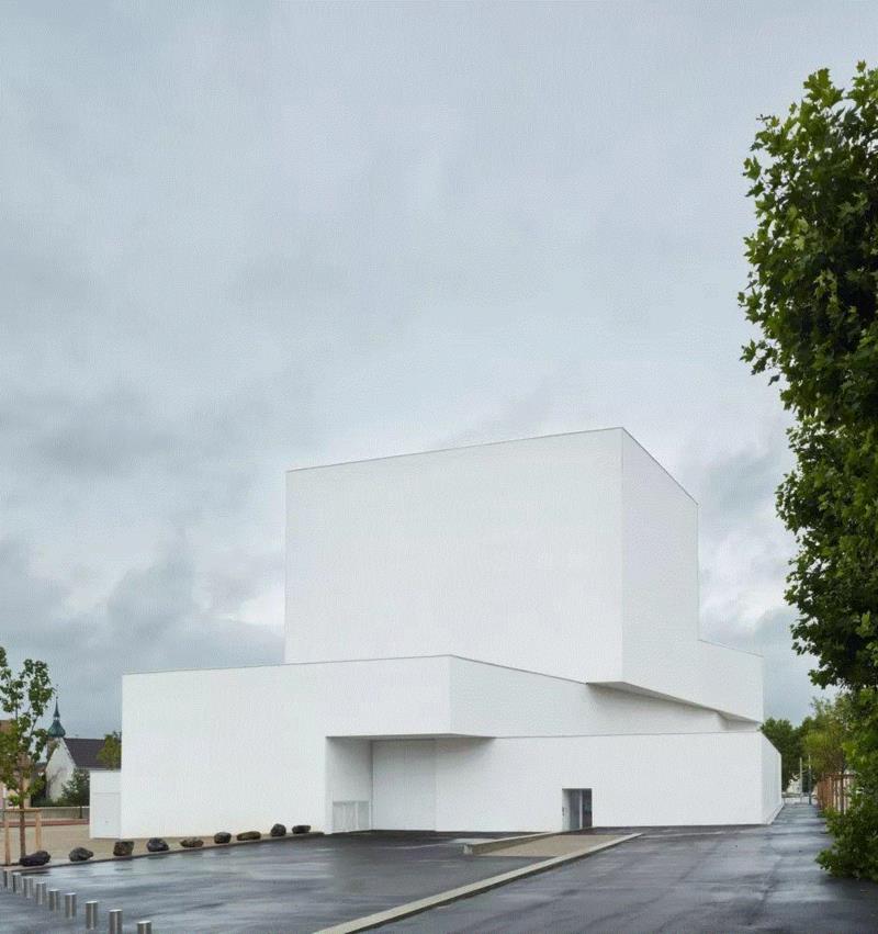 ? Eugeni Pons,Théodore Gouvy 剧院，在煤炭工业城市重建纯白空间,剧院,Gouvy,Théodore,煤炭,白空间,Pons,Eugeni,舞台,礼堂,弗雷曼