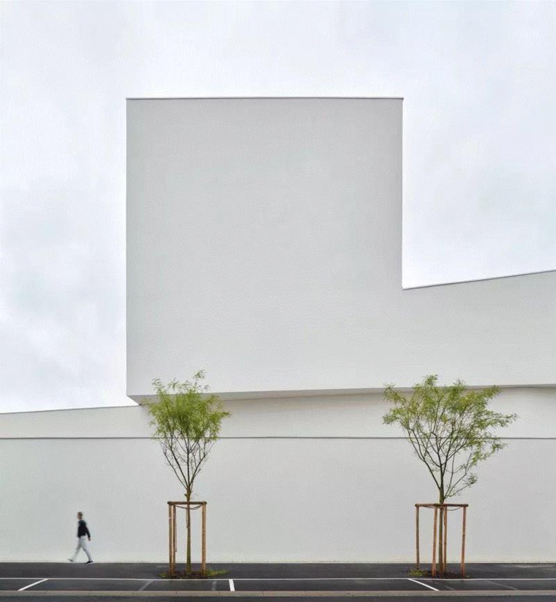 ? Eugeni Pons,Théodore Gouvy 剧院，在煤炭工业城市重建纯白空间,剧院,Gouvy,Théodore,煤炭,白空间,Pons,Eugeni,舞台,礼堂,弗雷曼