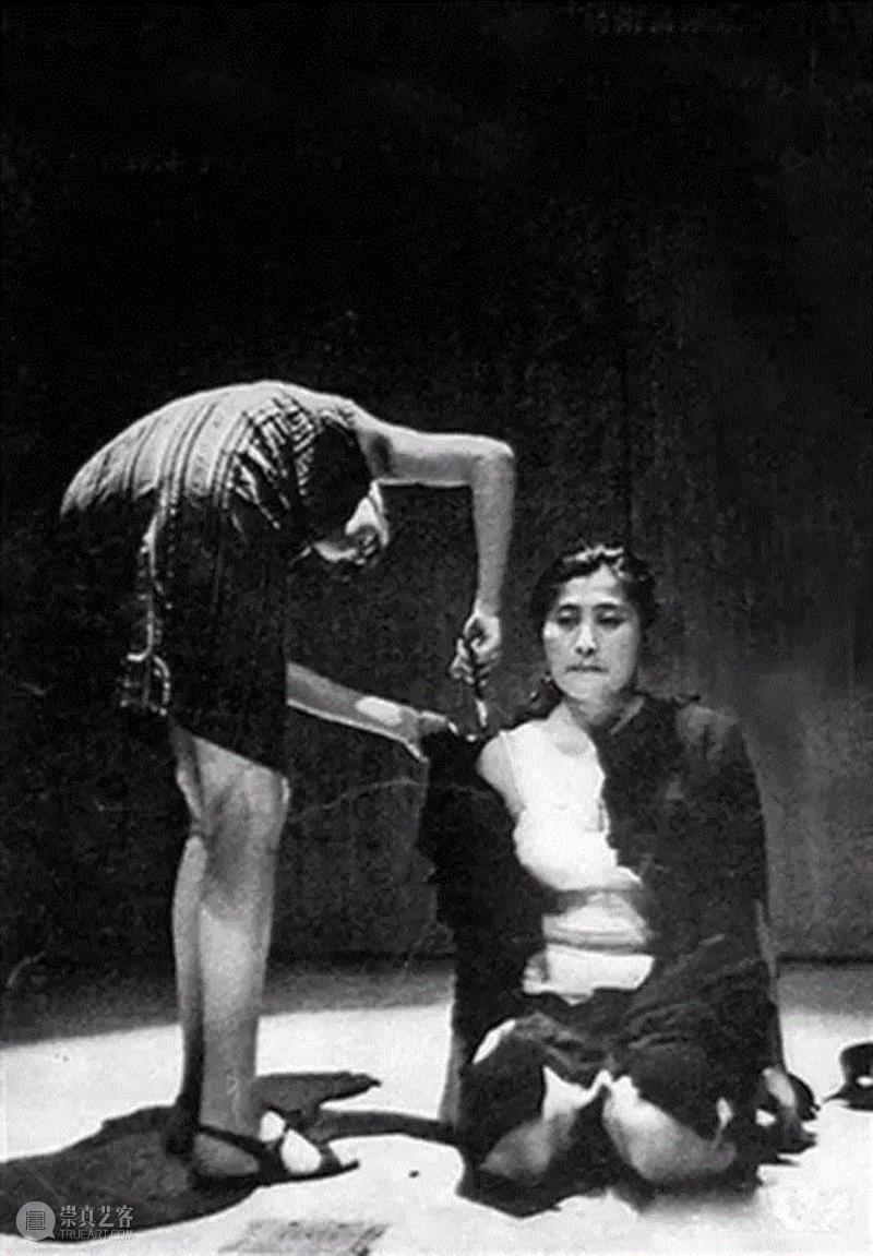 ▲ 小野洋子作品《切片》现场,85岁的小野洋子：请不要阻止我成为自己的方式， 感受我的能量或者闭嘴！,小野洋子,闭嘴,列侬,洋子,日本,约翰,婚姻,PART,叛逆,女儿