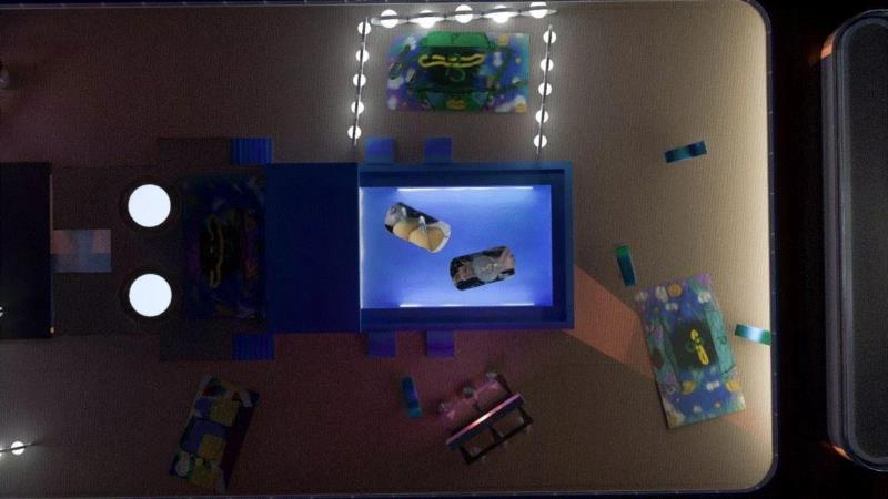 令我印象最深的是去年11月史莱姆引擎推出的第三期展览。在短暂的虚拟降落后，参观者置身于一间舱门大开的