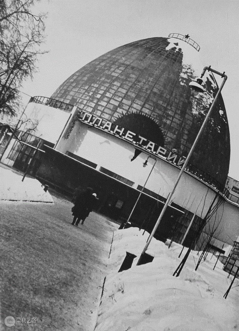 天文馆顶部一度装上了红星。图源：Pinterest,前苏联激进天文学：关于穹顶的神秘与幻想,穹顶,前苏联,天文学,幻想,天文馆,苏联,莫斯科,建筑,宇宙,俄国