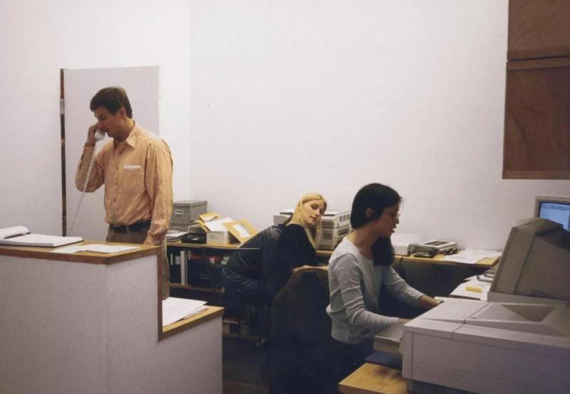 1995年，大卫·卓纳和当时的画廊员工,华尔街日报杂志 | 艺术商的王朝——大卫·卓纳的经营之道,华尔街日报,艺术商,王朝,大卫·卓纳,卓纳,大卫,卓纳画廊,弗朗兹,鲁道夫,杰森
