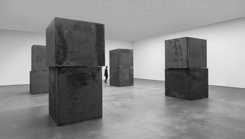 理查德·塞拉展览现场，2015年,华尔街日报杂志 | 艺术商的王朝——大卫·卓纳的经营之道,华尔街日报,艺术商,王朝,大卫·卓纳,卓纳,大卫,卓纳画廊,弗朗兹,鲁道夫,杰森