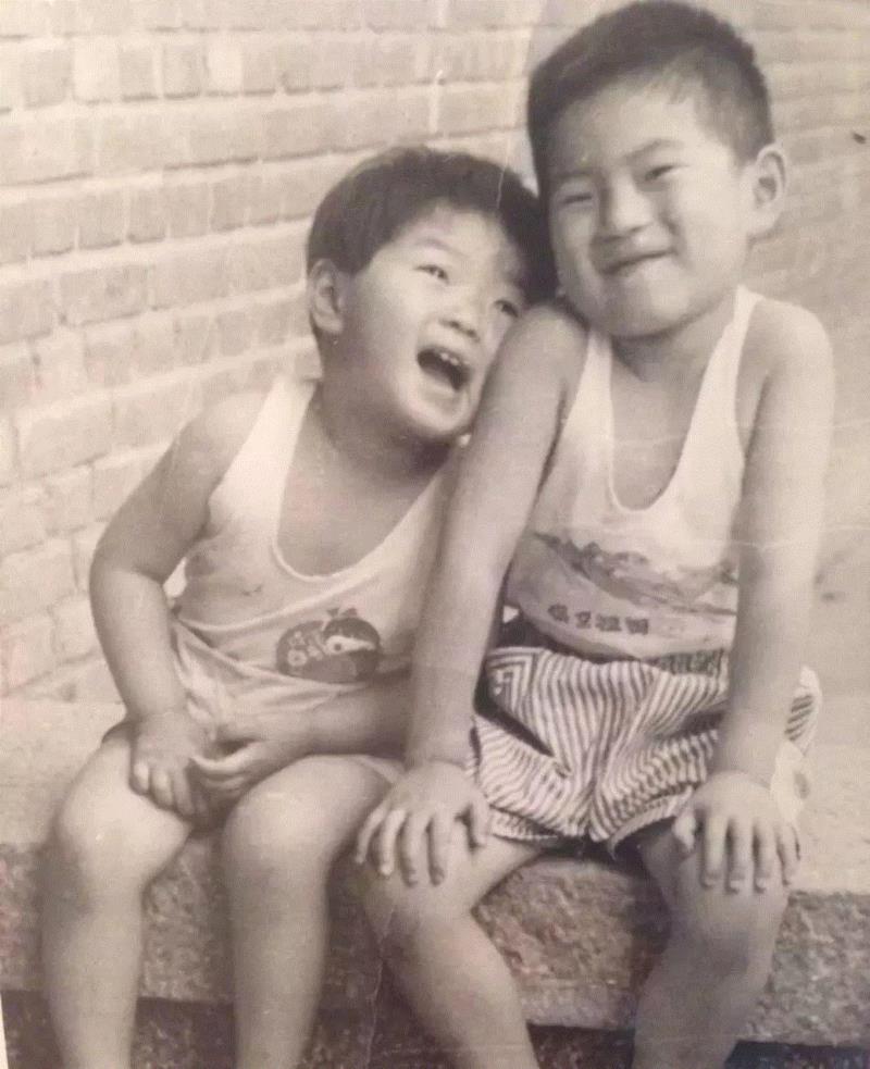 高晓松和妹妹高晓江,哈佛：欢迎史上脸最大的研究员，高晓松了解一下？,高晓松,哈佛,研究员,清华,乐队,弹琴,音乐,退学,清华园,长大