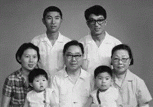 全家福,哈佛：欢迎史上脸最大的研究员，高晓松了解一下？,高晓松,哈佛,研究员,清华,乐队,弹琴,音乐,退学,清华园,长大