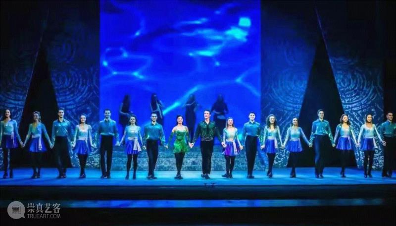 在众多的爱尔兰元素中，他剥丝抽茧，以无形胜有形，巧妙的使用了爱尔兰的纹饰，加上水的波纹，配合着灯光，