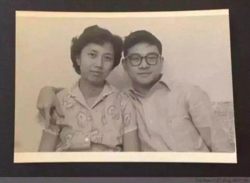 <倪匡与妻子>,专辑 ▎帮李小龙扬名，给金庸挖坑，这个写字最快的作家，用3个字写下145本传奇,金庸,作家,专辑,李小龙,写字,传奇,倪匡,蔡澜,古龙,小说