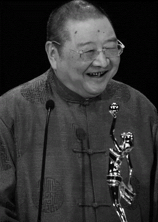 <倪匡拿终身成就奖>,专辑 ▎帮李小龙扬名，给金庸挖坑，这个写字最快的作家，用3个字写下145本传奇,金庸,作家,专辑,李小龙,写字,传奇,倪匡,蔡澜,古龙,小说