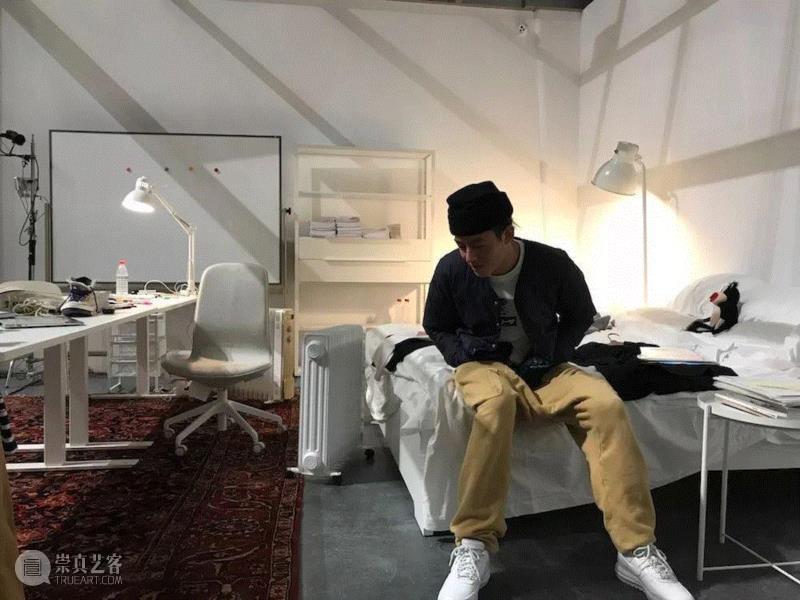 △&nbsp;我们和陈冠希在玻璃房子里一起感受了一会儿观看者的目光，并跟他谈论了一下艺术,刘佳玉让东八时区的小溪在泰晤士河边流淌,刘佳玉,河边,小溪,流淌,投影,泰晤士河,河床,摄影,James,Medcraft