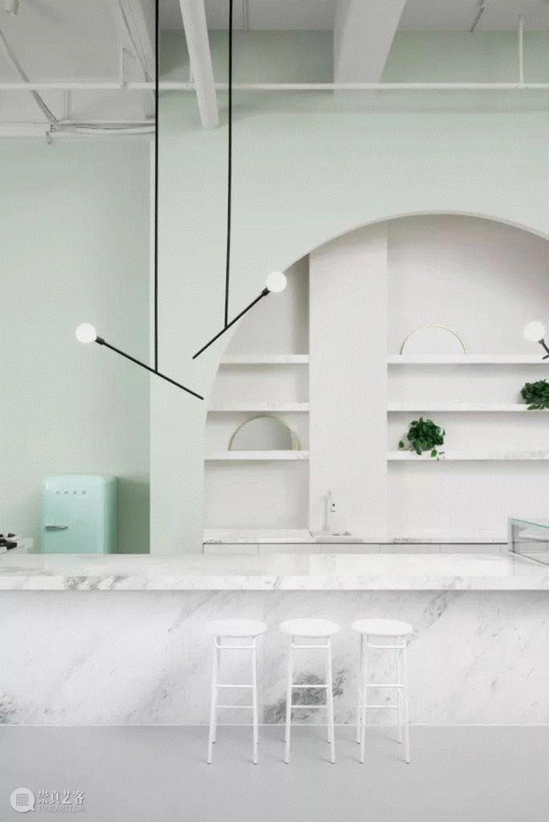 吧台这一块，拱形是个架子，可以展示我喜欢的小物品。,成都女孩15岁起喝遍全球1000家咖啡馆，19岁成为网红店主！,咖啡馆,成都,店主,女孩,电影,布达佩斯,咖啡店,小钟,墨尔本,饭店