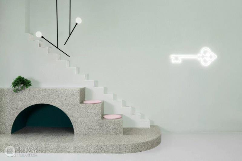 钥匙在电影里面，是古斯塔夫逃亡时非常重要的一个信物。在我店里，改成了灯管的设计，一进门就能看到。,成都女孩15岁起喝遍全球1000家咖啡馆，19岁成为网红店主！,咖啡馆,成都,店主,女孩,电影,布达佩斯,咖啡店,小钟,墨尔本,饭店