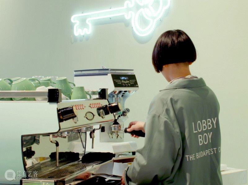 我们店员穿的风衣，后面印了LOBBY BOY（酒店服务生），提示客人，可以找到他们提供服务。,成都女孩15岁起喝遍全球1000家咖啡馆，19岁成为网红店主！,咖啡馆,成都,店主,女孩,电影,布达佩斯,咖啡店,小钟,墨尔本,饭店