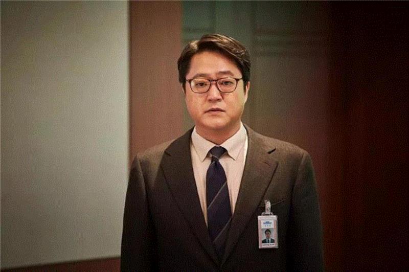 李璟荣也是铁打的韩影黄金配，总统国会议员或大财阀似乎是他的专利，这样的角色数不清，也多是表里不一的角