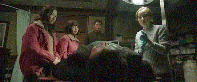 当时的韩国正处于新旧总统交替期，现任总统有着即将卸任时的迷茫与失落，他自称在这个位置上怎么都会挨骂，