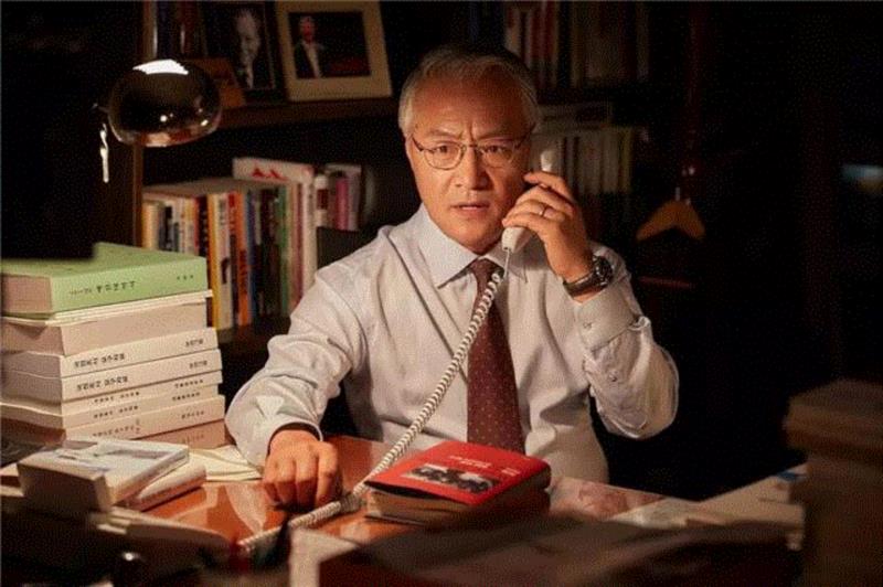 青瓦台外交安保首席郭哲宇与中国美国的情报人员都有往来，是一个爱吃汉堡包，擅长替补代课代办的专业人士。,这部脑洞大作，再次刷新了我对韩国电影的认知,电影,韩国,认知,朝鲜,总统,铁友,战争,郑雨盛,半岛,演员