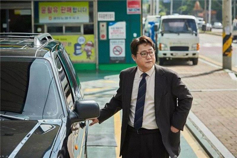 郭哲宇踏实认真的工作态度同时遭受着安保室长朴炳振的职场欺凌，然而，老实本分的他身上没有阴冷怨恨，只有