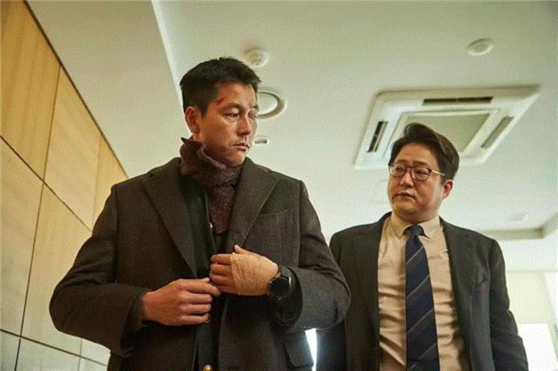 电影中，朝鲜的宣战和不按套路出牌，韩国联合美国以核弹先发制人，周围国家对半岛冲突的不同反应是对当今东